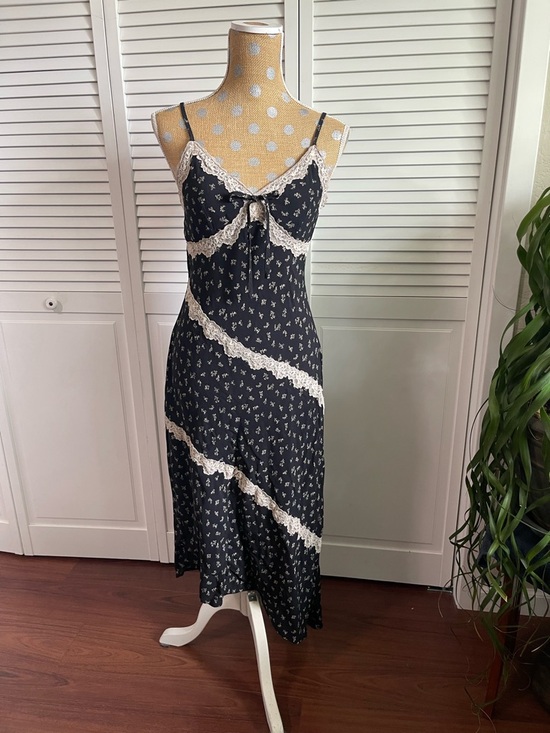 wild fable Dresses & Skirts - Wild Fable floral midi slip dress intricate lace trim  V-neckline Asymmetrical